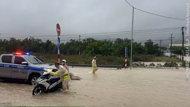 Mưa lũ diễn biến phức tạp, nhiều tuyến quốc lộ ở Nam Trung Bộ - Tây Nguyên tắc nghẽn