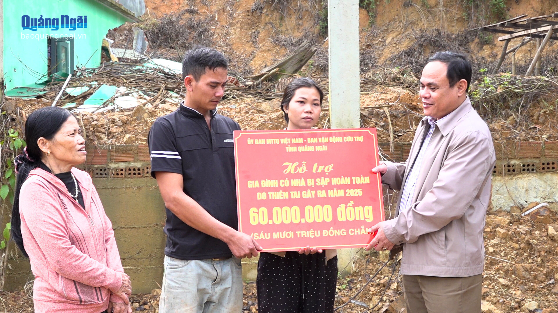 Trao kinh phí hỗ trợ các hộ dân bị thiệt hại do mưa lũ