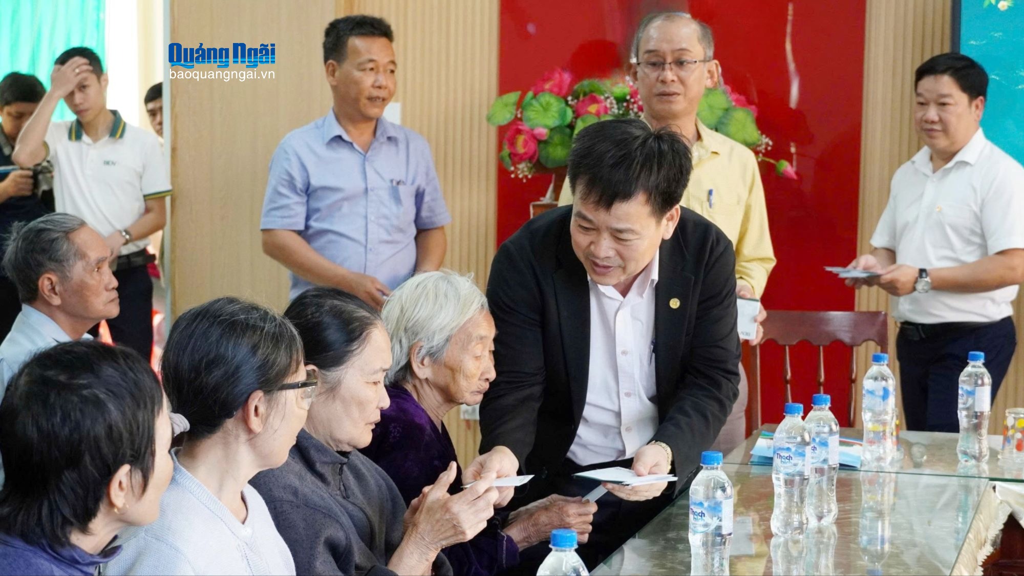 Báo và Phát thanh, Truyền hình Quảng Ngãi trao tặng quà Tết cho người dân phường Nghĩa Lộ