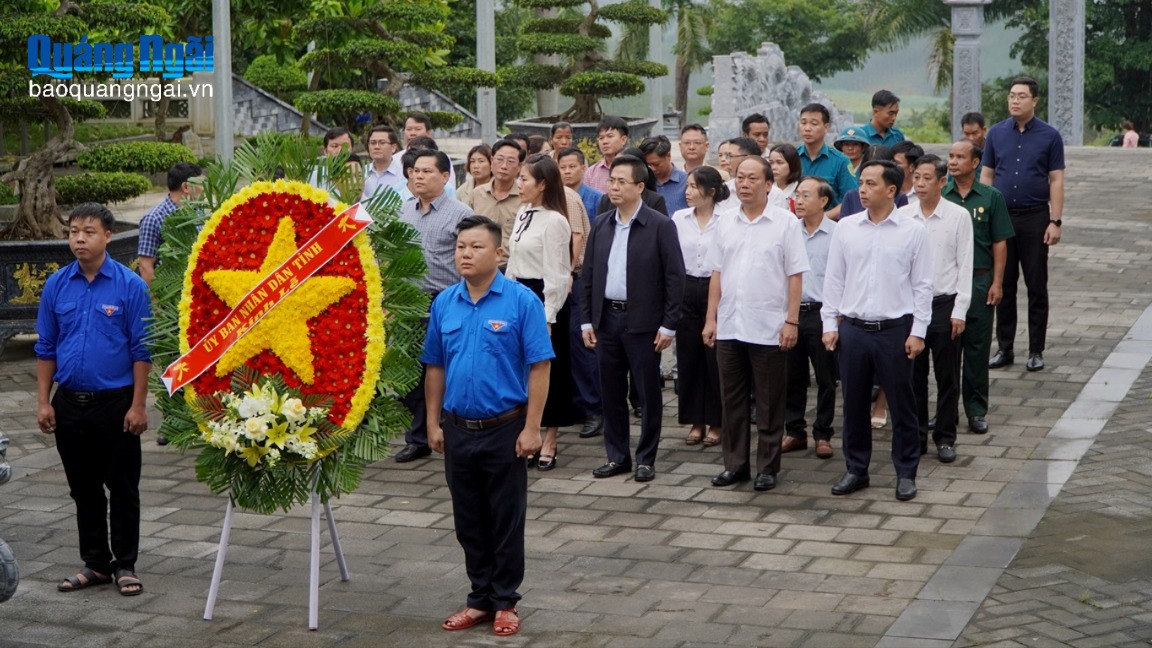 Lãnh đạo UBND tỉnh dâng hương tại Di tích lịch sử Điểm cao 995 - Chư Tan Kra