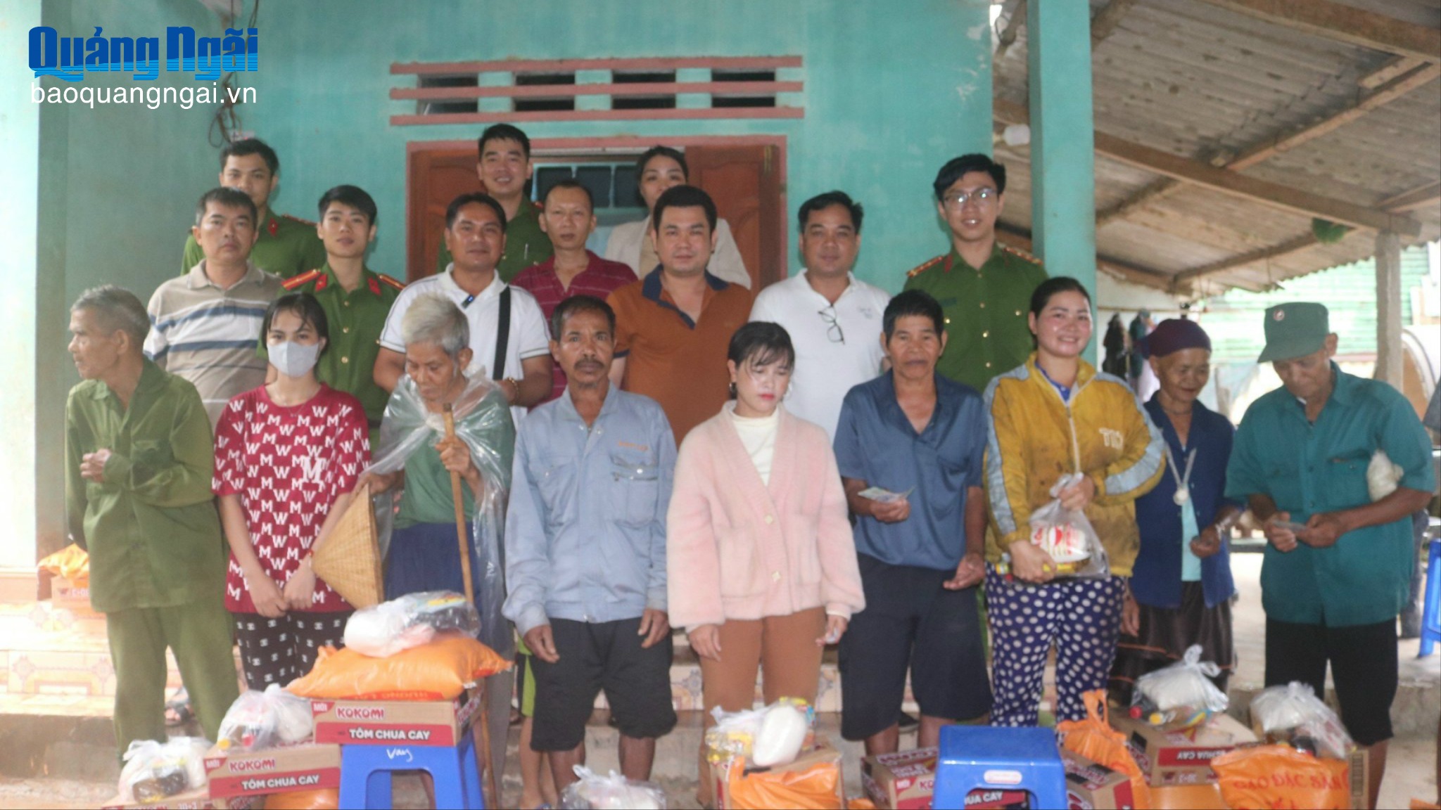 Chủ kênh Youtube “Đây đó Cần Thơ” tặng quà người dân xã Ba Vinh