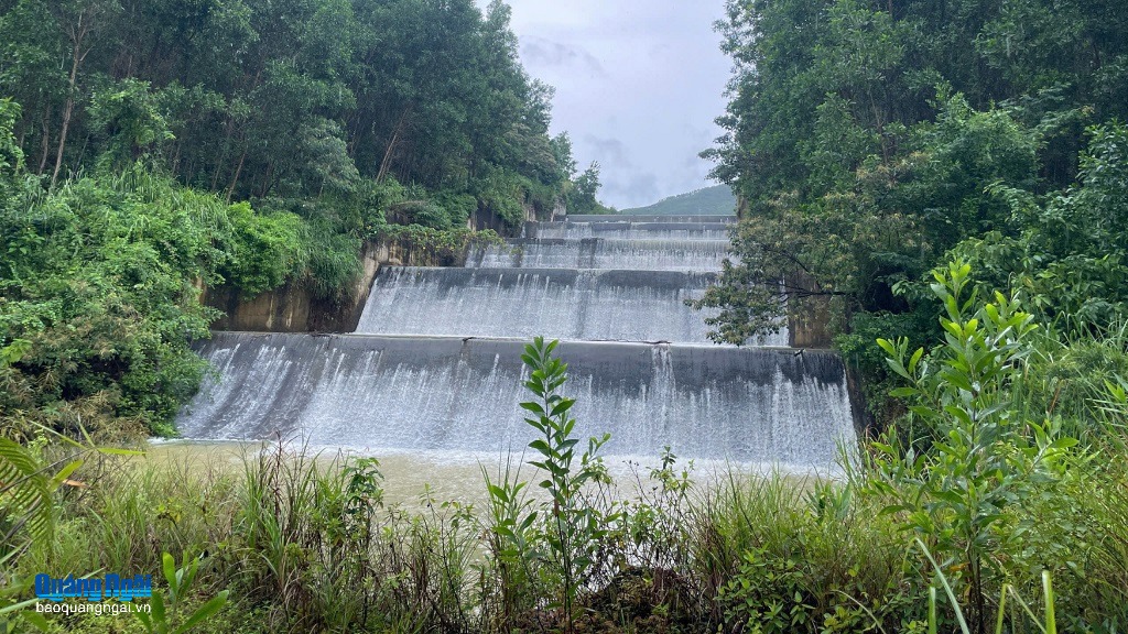 Chủ động ứng phó khi nước qua tràn đập thủy điện Hà Nang