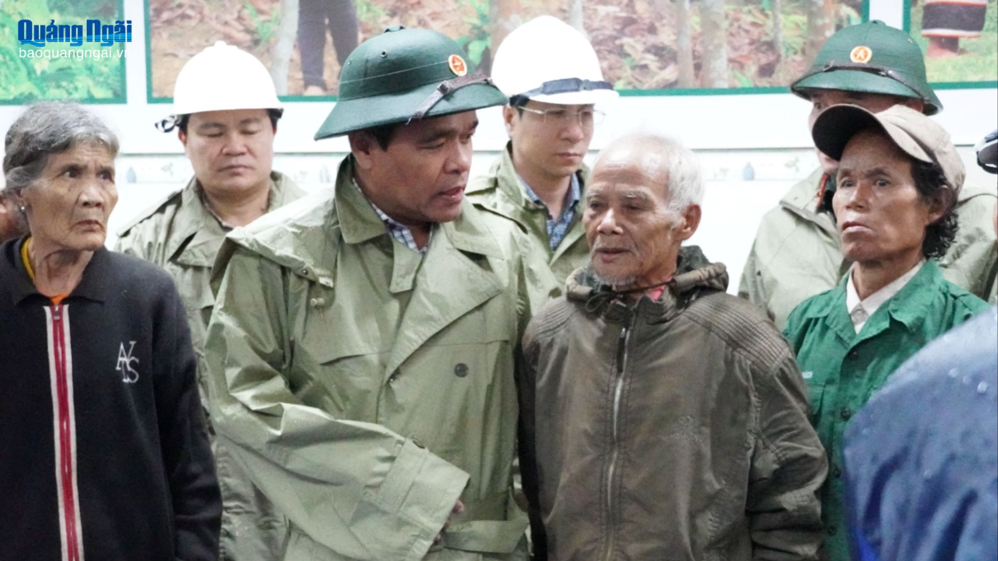 Bí thư Tỉnh ủy Hồ Văn Niên thăm, tặng quà người dân vùng có nguy cơ sạt lở núi