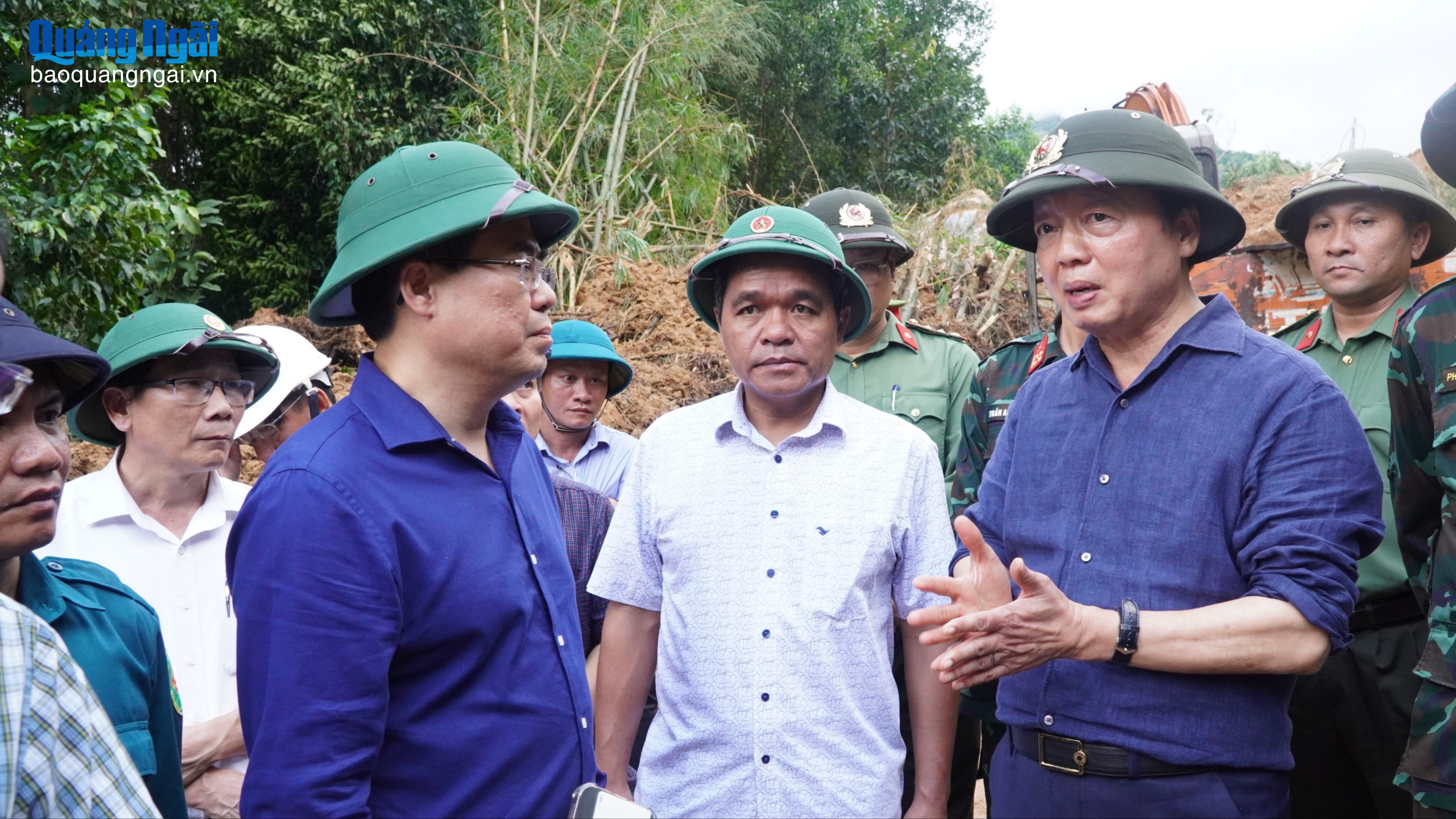 Phó Thủ tướng Chính phủ Trần Hồng Hà kiểm tra sạt lở tại xã Sơn Tây