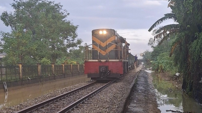 Tuyến đường sắt Bắc - Nam qua thành phố Huế đã được khôi phục và thông tuyến