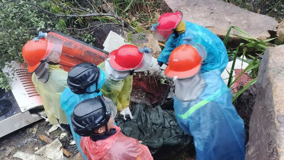 Xuất hiện điểm sạt lở mới, cô lập toàn bộ lực lượng cứu hộ trên đèo Khánh Lê