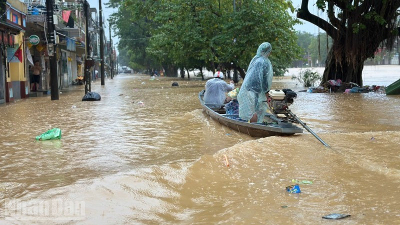 Huế ngập lụt lần thứ ba trong 6 ngày, nước tiếp tục dâng cao