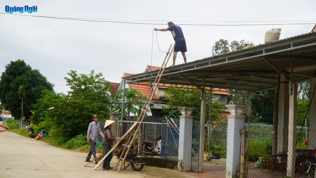 Người dân chằng chống nhà cửa trước bão số 13