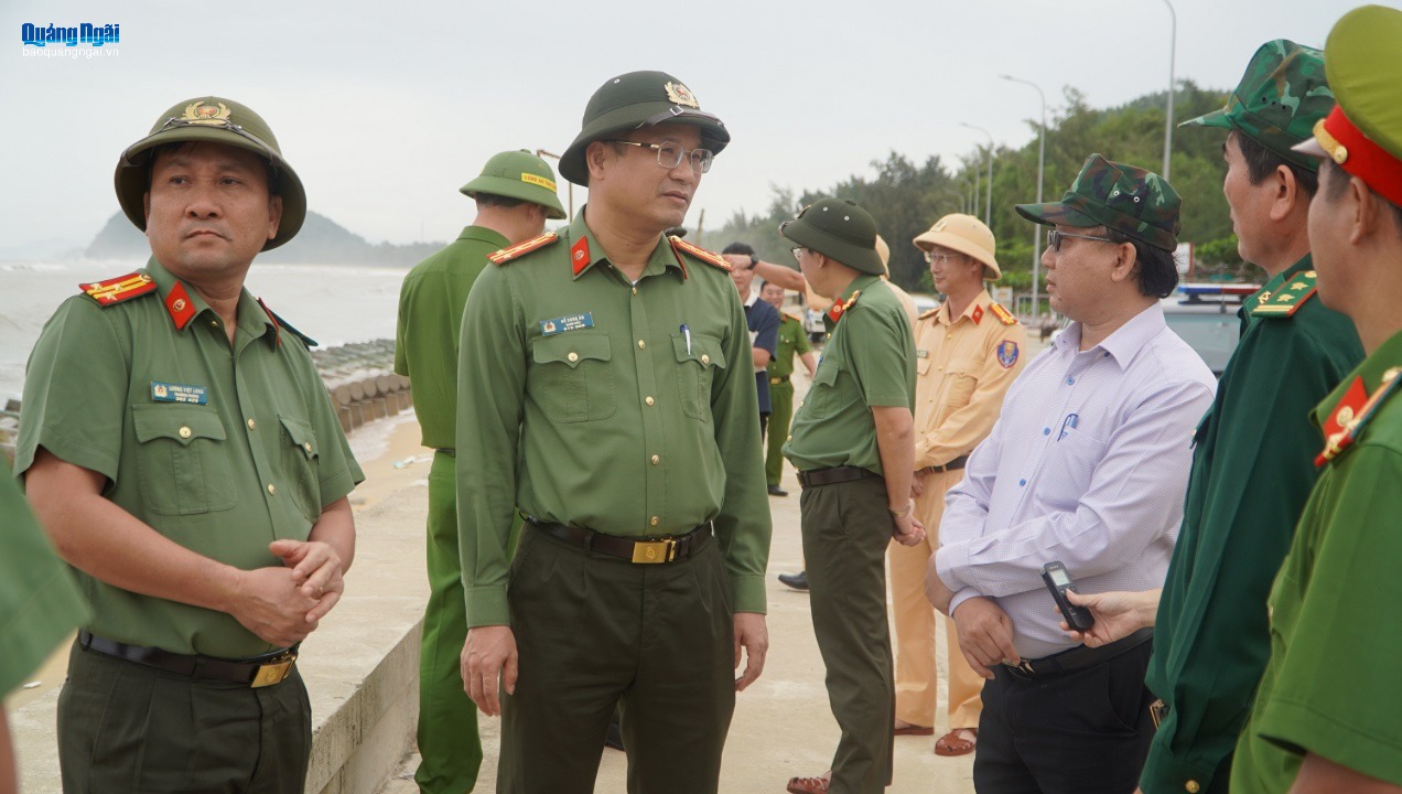 Giám đốc Công an tỉnh chỉ đạo ứng phó bão số 13 tại phường Sa Huỳnh