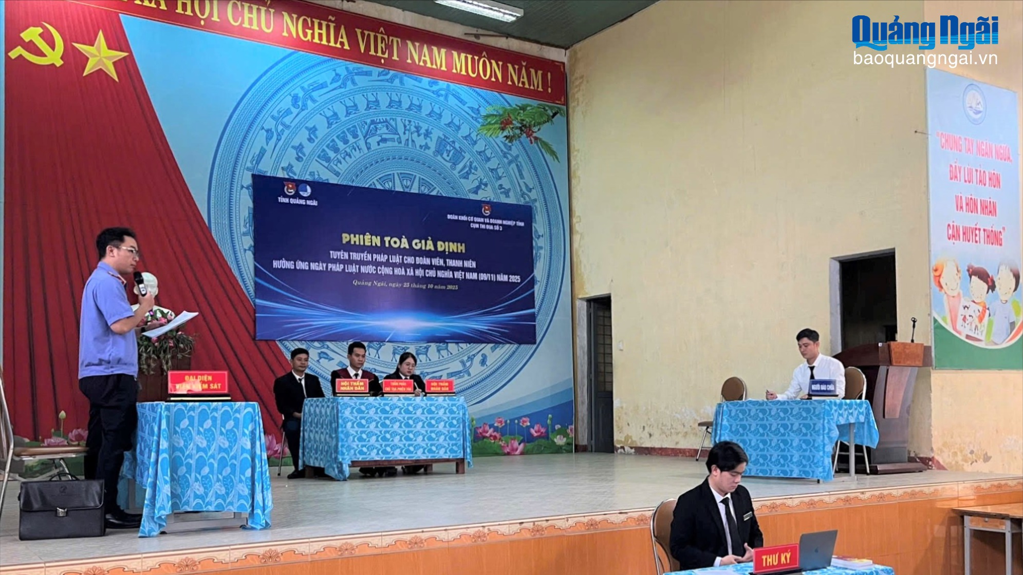 Sống và làm việc theo Hiến pháp, pháp luật