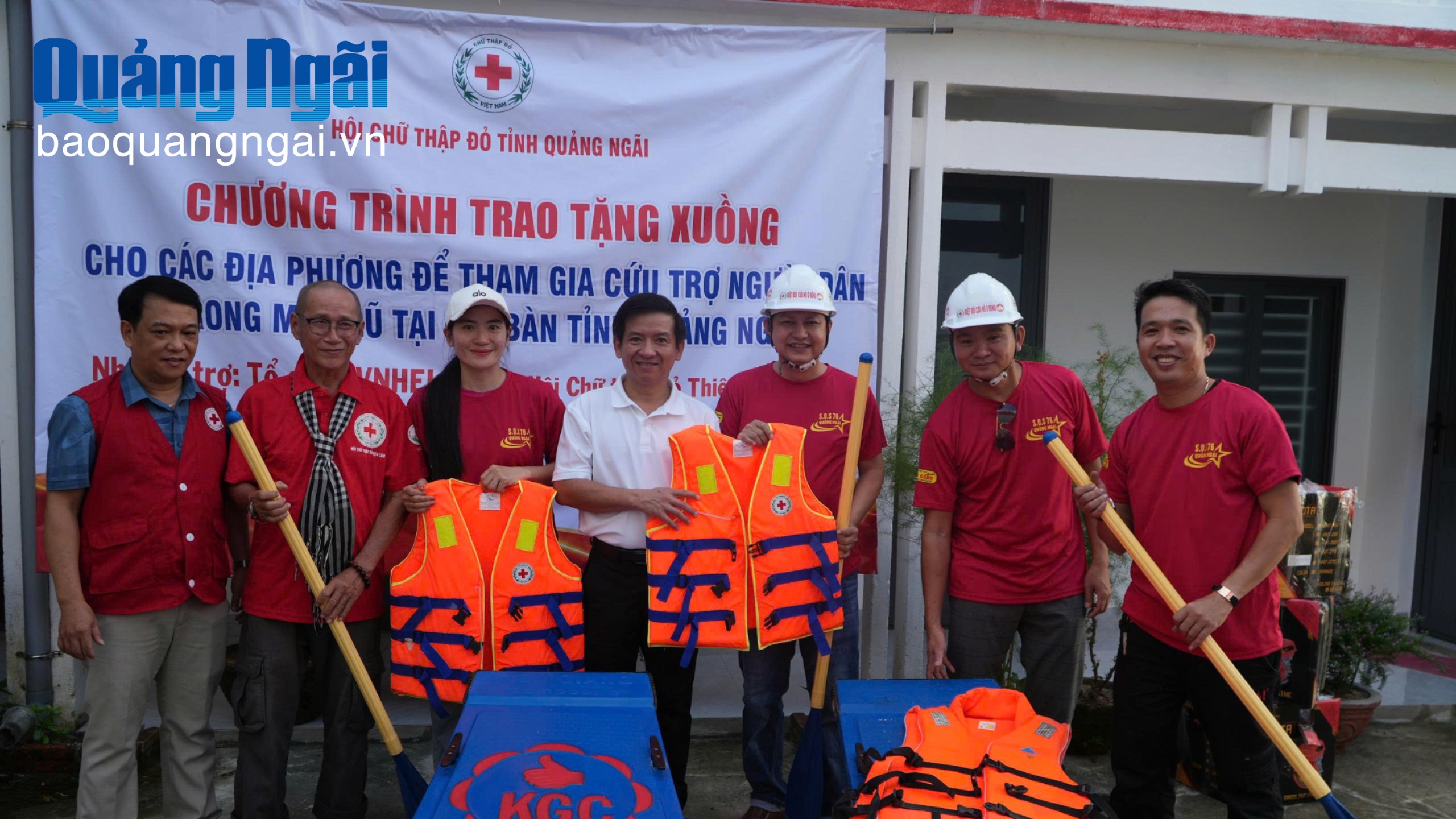 Trao tặng xuồng máy cho các địa phương