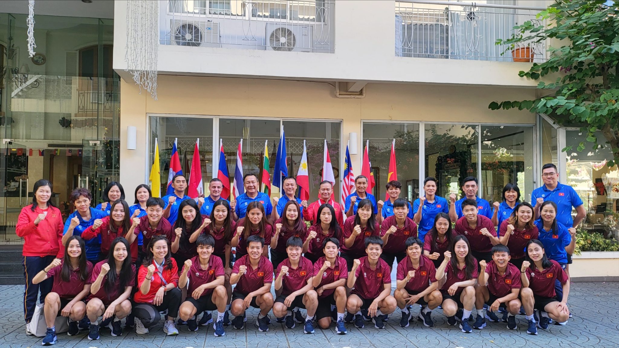 Động viên các cầu thủ nữ trước trận quyết đấu với Myanmar