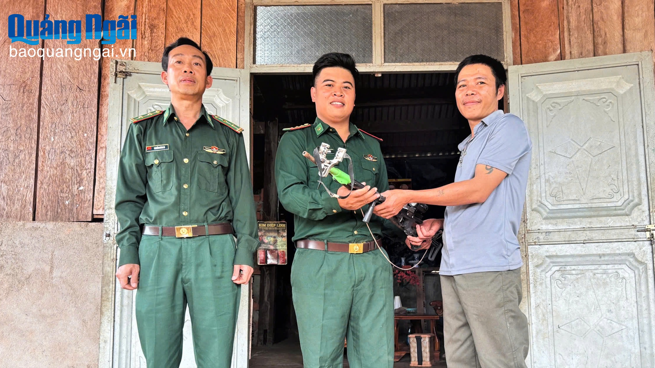 Vận động người dân giao nộp hàng chục khẩu súng tự chế