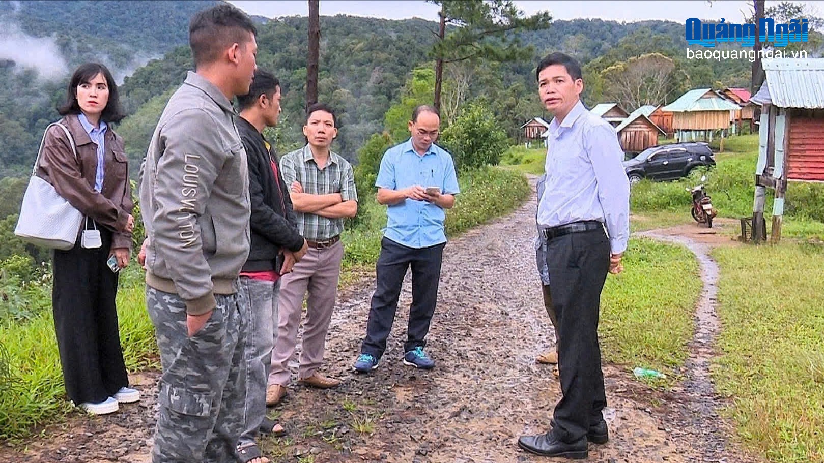 Khi đảng ủy viên về thôn