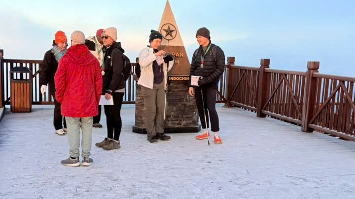 Băng giá phủ trắng đỉnh Fansipan