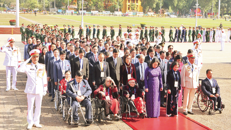 Đoàn đại biểu dự Đại hội Thi đua yêu nước toàn quốc lần thứ XI vào Lăng viếng Chủ tịch Hồ Chí Minh