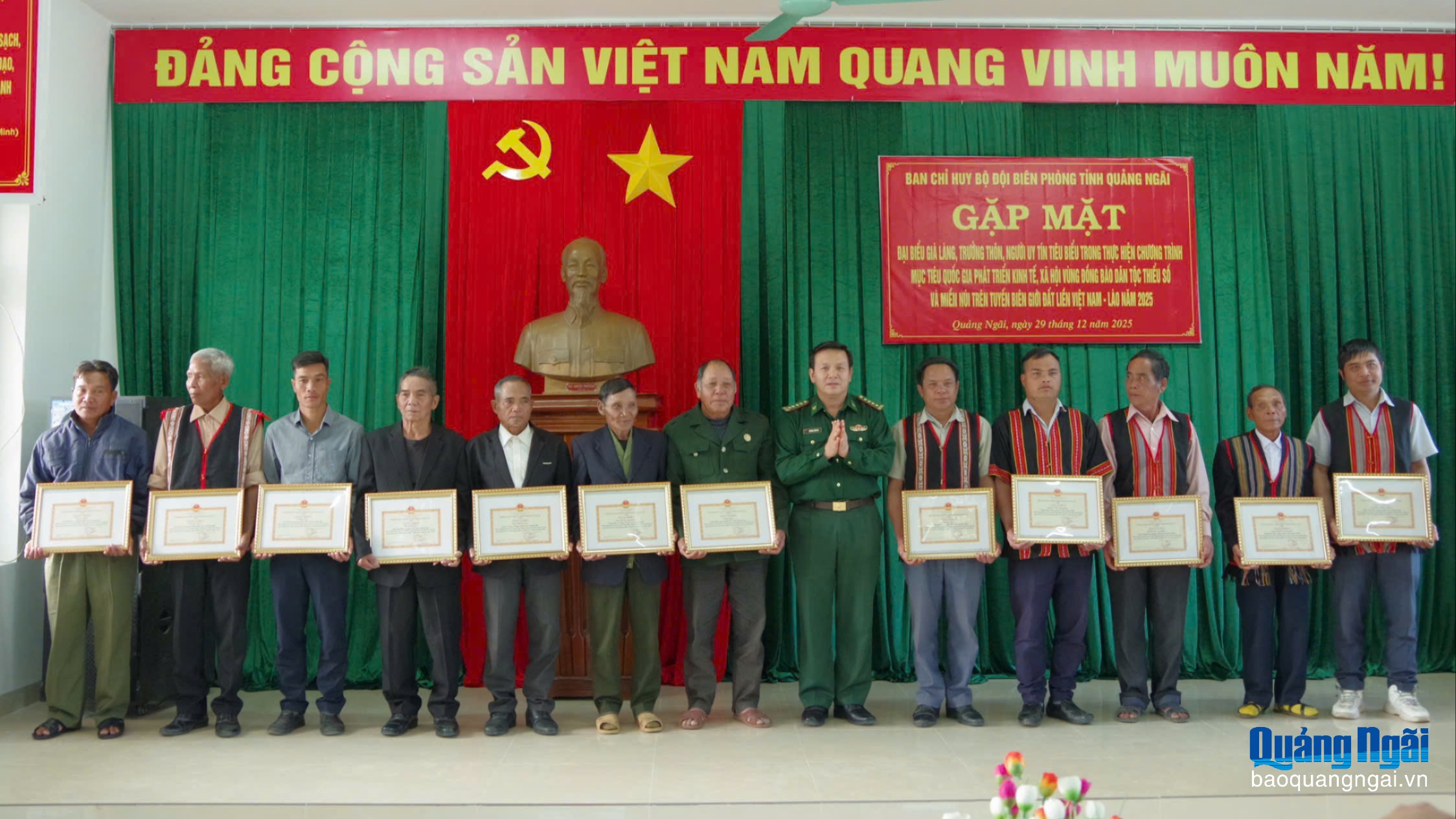 Biểu dương già làng, trưởng thôn, người có uy tín tiêu biểu