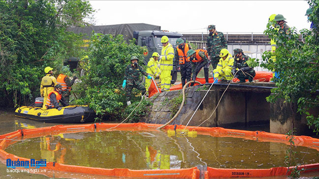 Nỗ lực khắc phục sự cố dầu tràn
