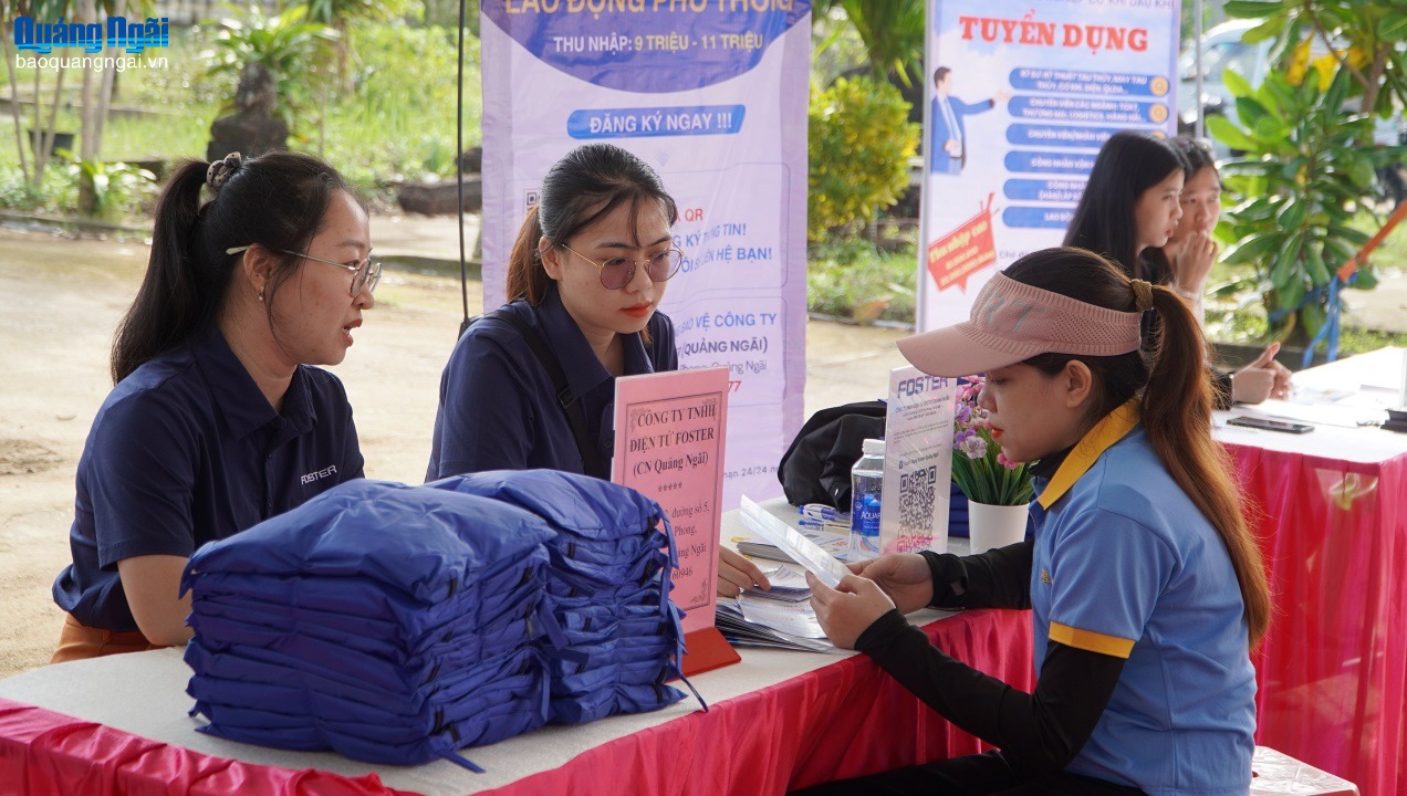 Hơn 8.000 cơ hội việc làm tại Phiên giao dịch việc làm xã Vạn Tường