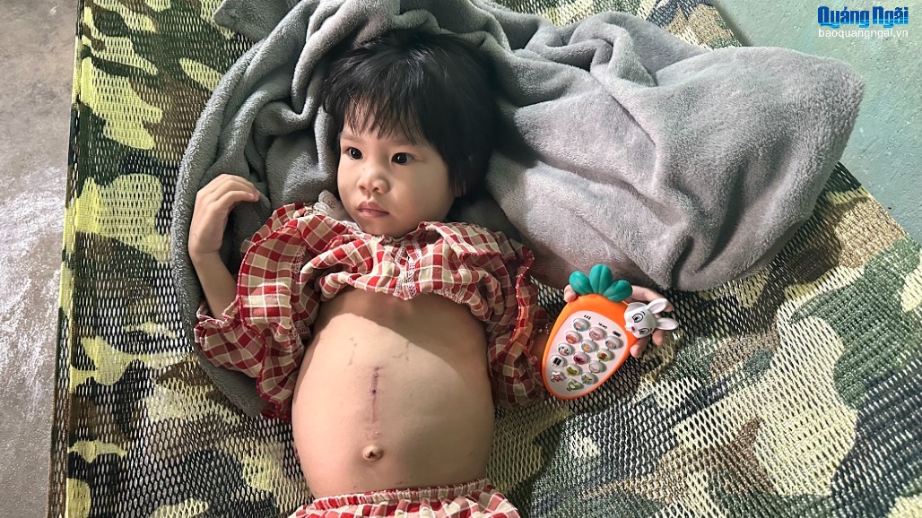 Cháu bé 4 tuổi mắc bệnh ung thư cần giúp đỡ