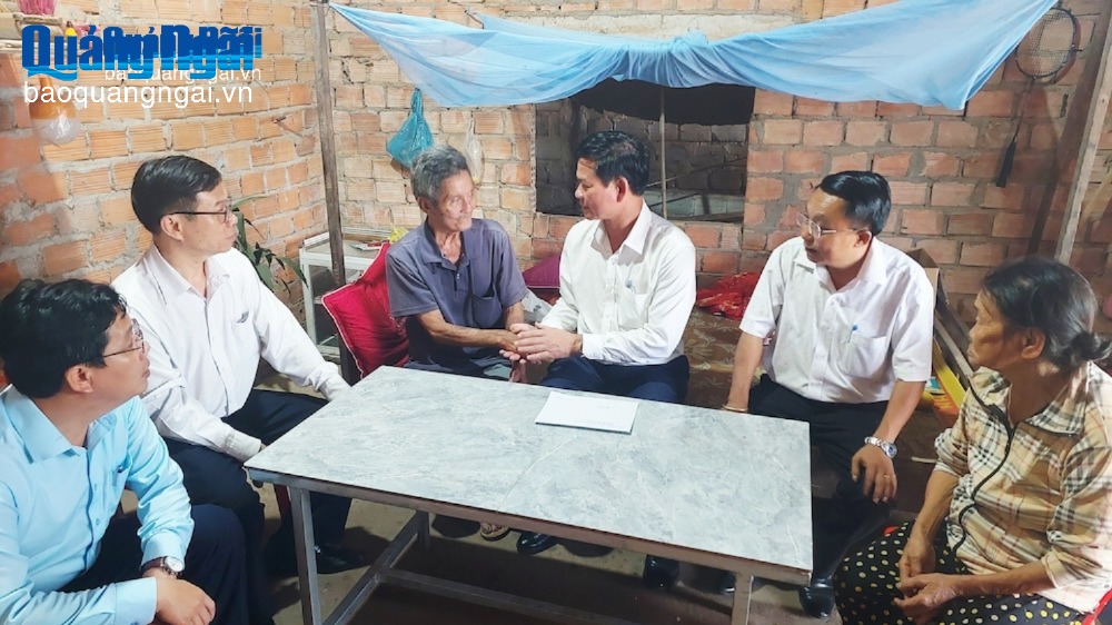 Trưởng ban Tuyên giáo và Dân vận Tỉnh ủy Ngô Văn Trọng tặng quà gia đình người có công ở xã Ba Vì