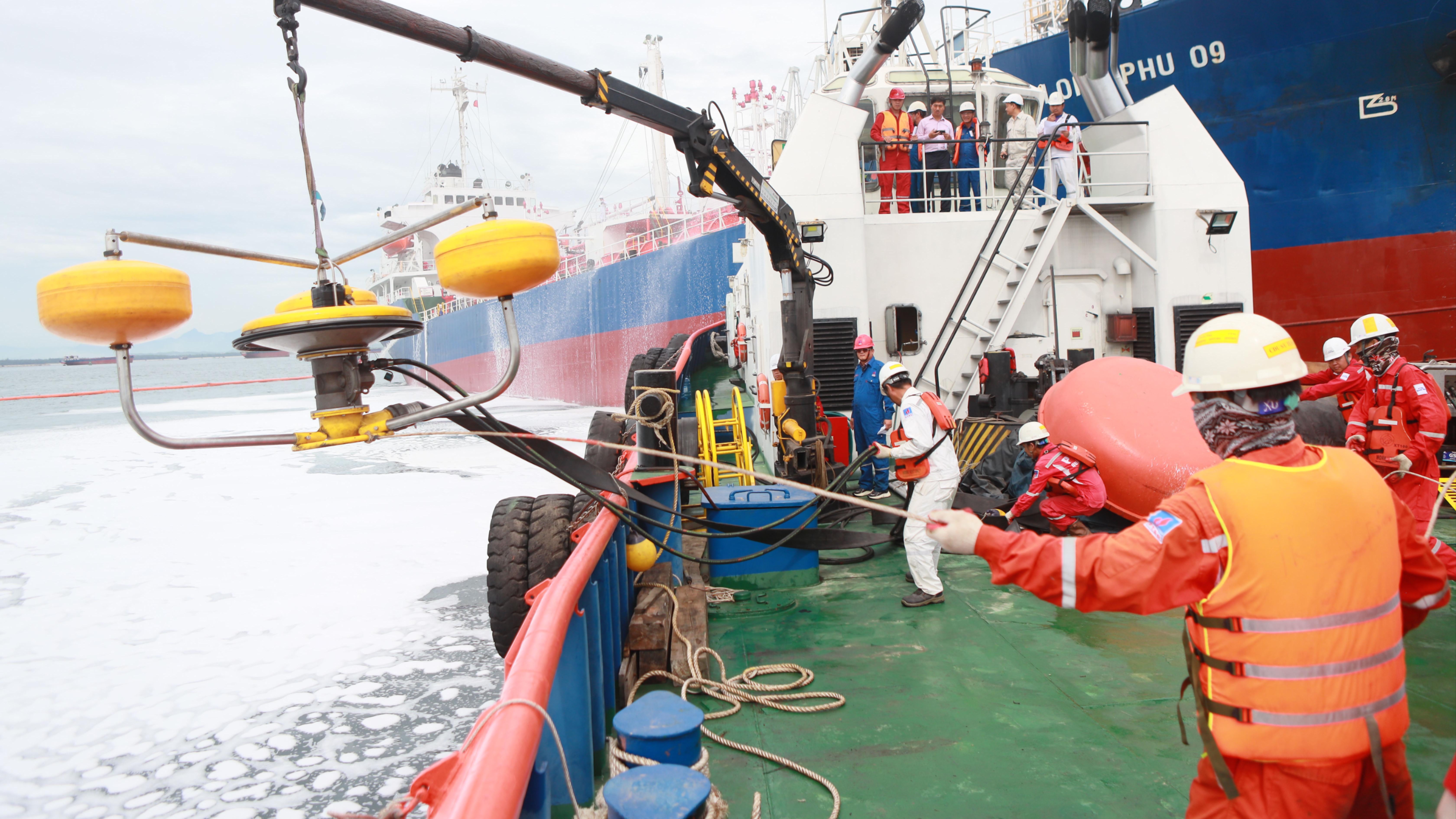 Diễn tập ứng phó tình huống khẩn cấp tại Cảng xuất sản phẩm Nhà máy Lọc dầu Dung Quất