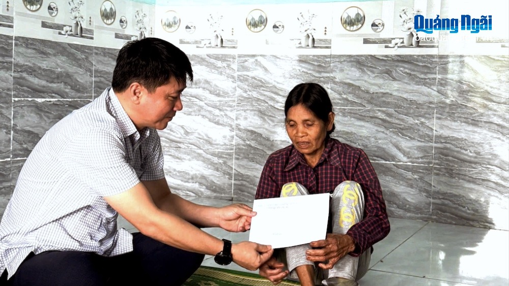 Chủ nhiệm Ủy ban Kiểm tra Tỉnh ủy Huỳnh Quốc Huy thăm gia đình có công ở xã Đăk Pxi