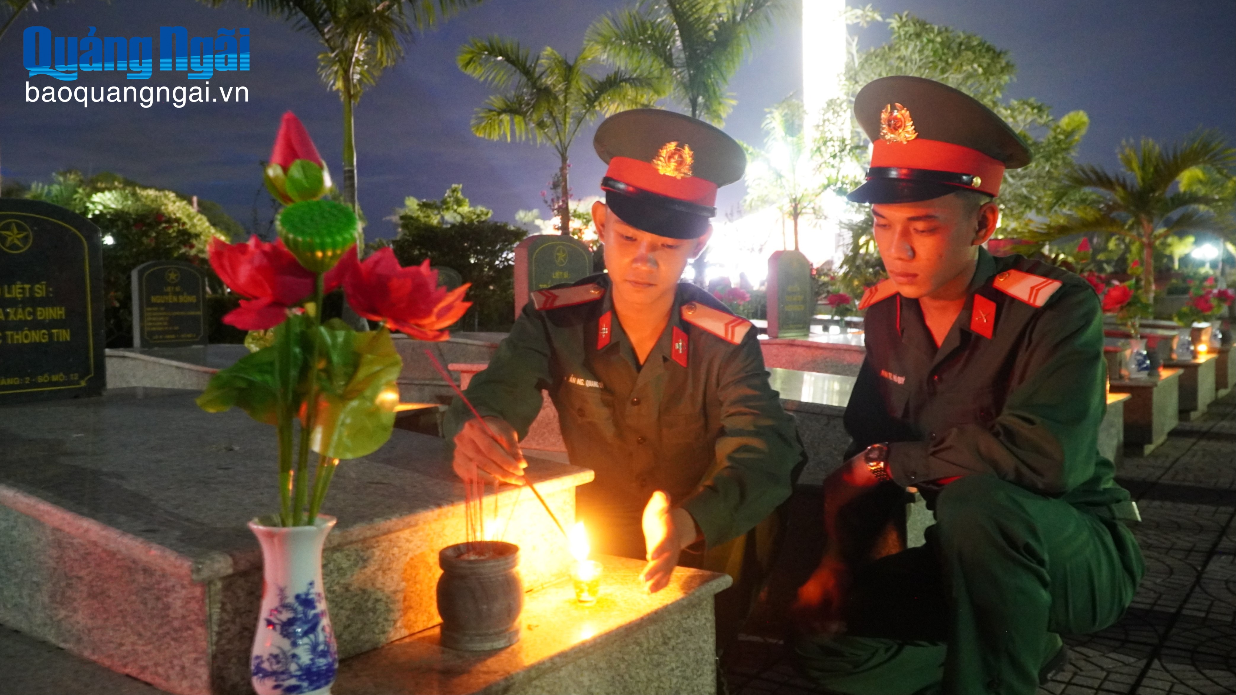 Tuổi trẻ Quảng Ngãi dâng hương và thắp nến tri ân các Anh hùng liệt sĩ