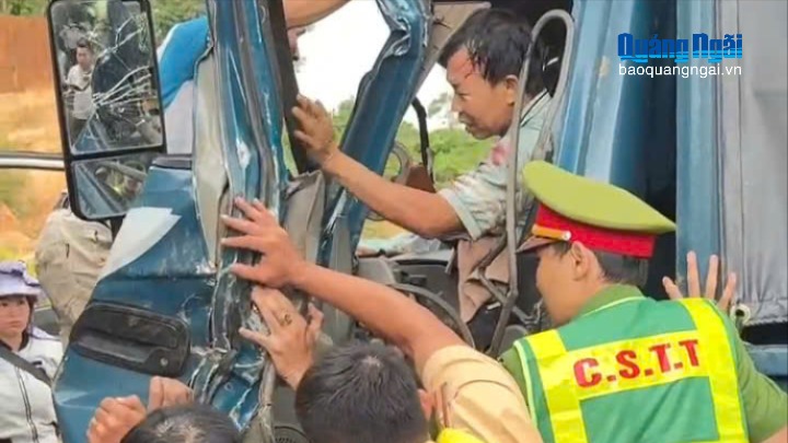 Va chạm giữa 2 xe tải, tài xế mắc kẹt trong ca bin