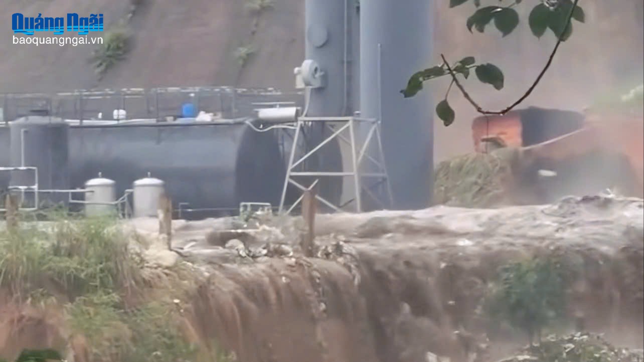 Vỡ bờ đất bãi chôn lấp rác thải, rác tràn xuống khu sản xuất của người dân