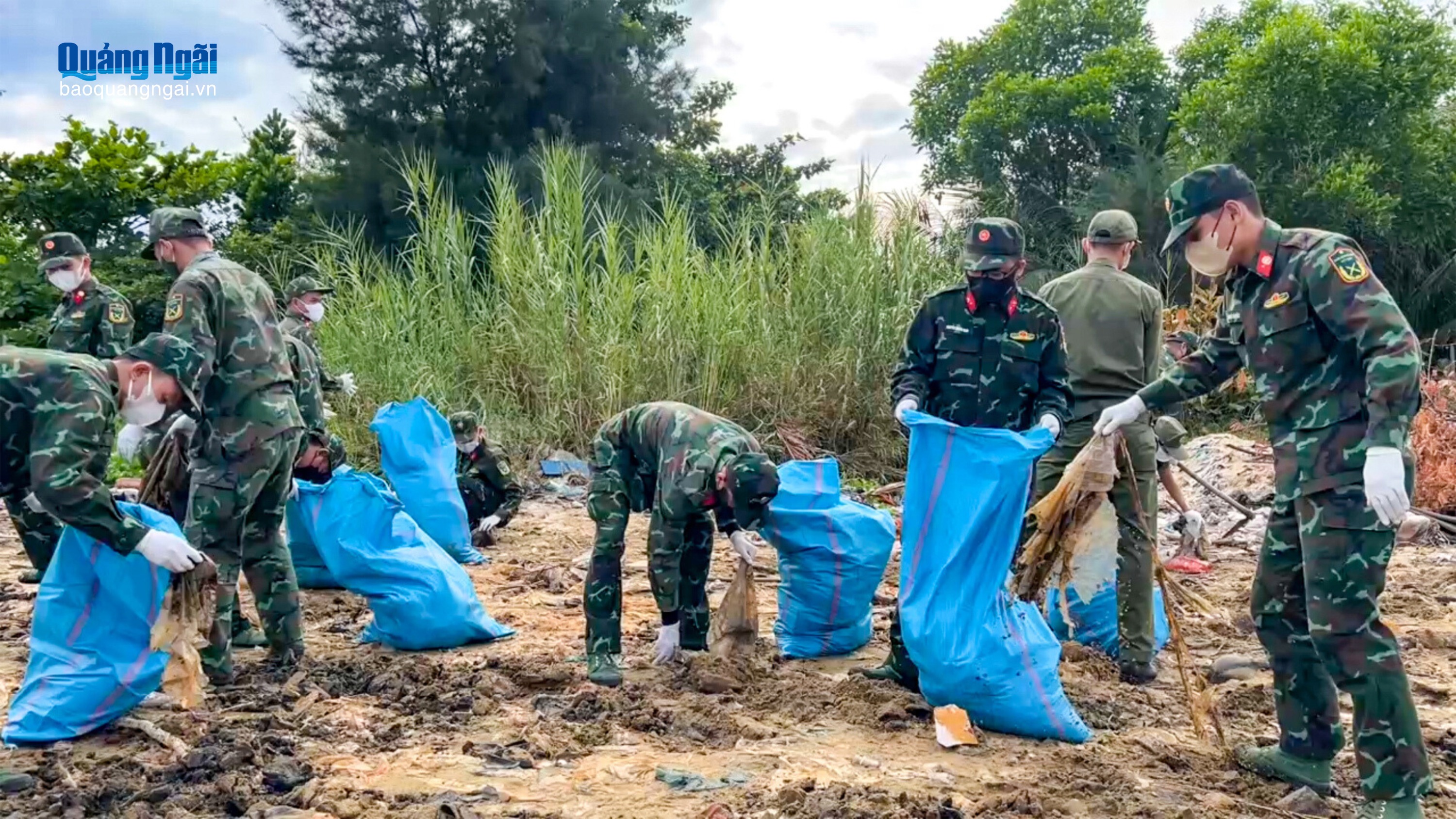 Ra quân làm sạch bãi biển Sa Cần
