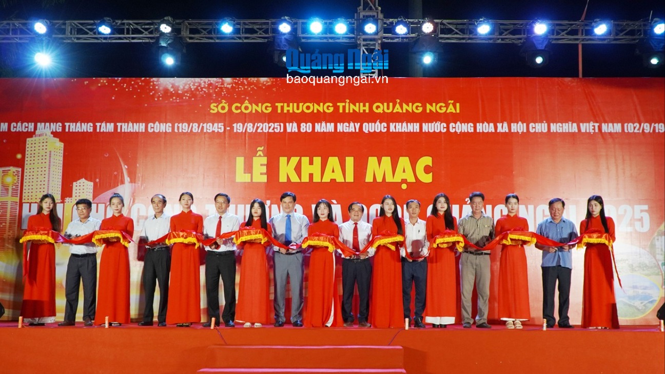 Khai mạc “Hội chợ Công thương và OCOP Quảng Ngãi năm 2025”