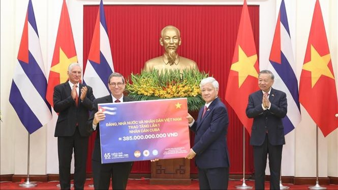 Lãnh đạo cấp cao hai nước Cuba và Việt Nam chứng kiến Lễ trao các Văn kiện hợp tác