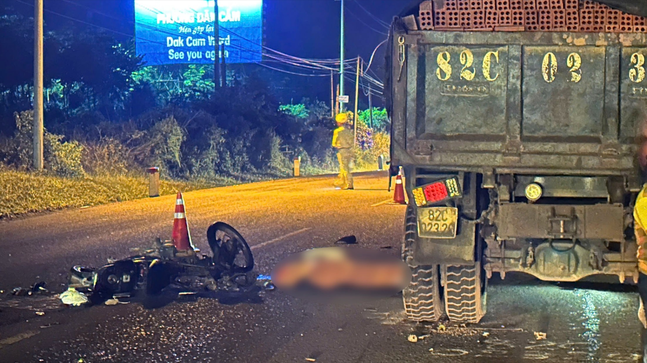 Va chạm giữa xe tải và xe máy, một người tử vong tại chỗ