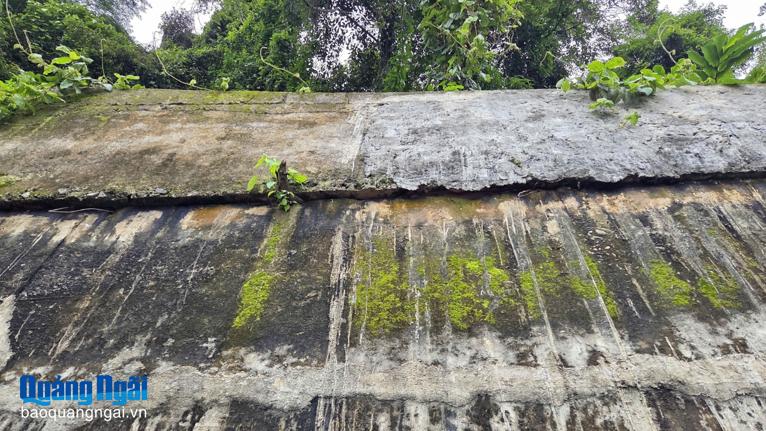 Khối bê tông trên đèo Măng Đen bị nhô ra, tiềm ẩn nguy cơ mất an toàn