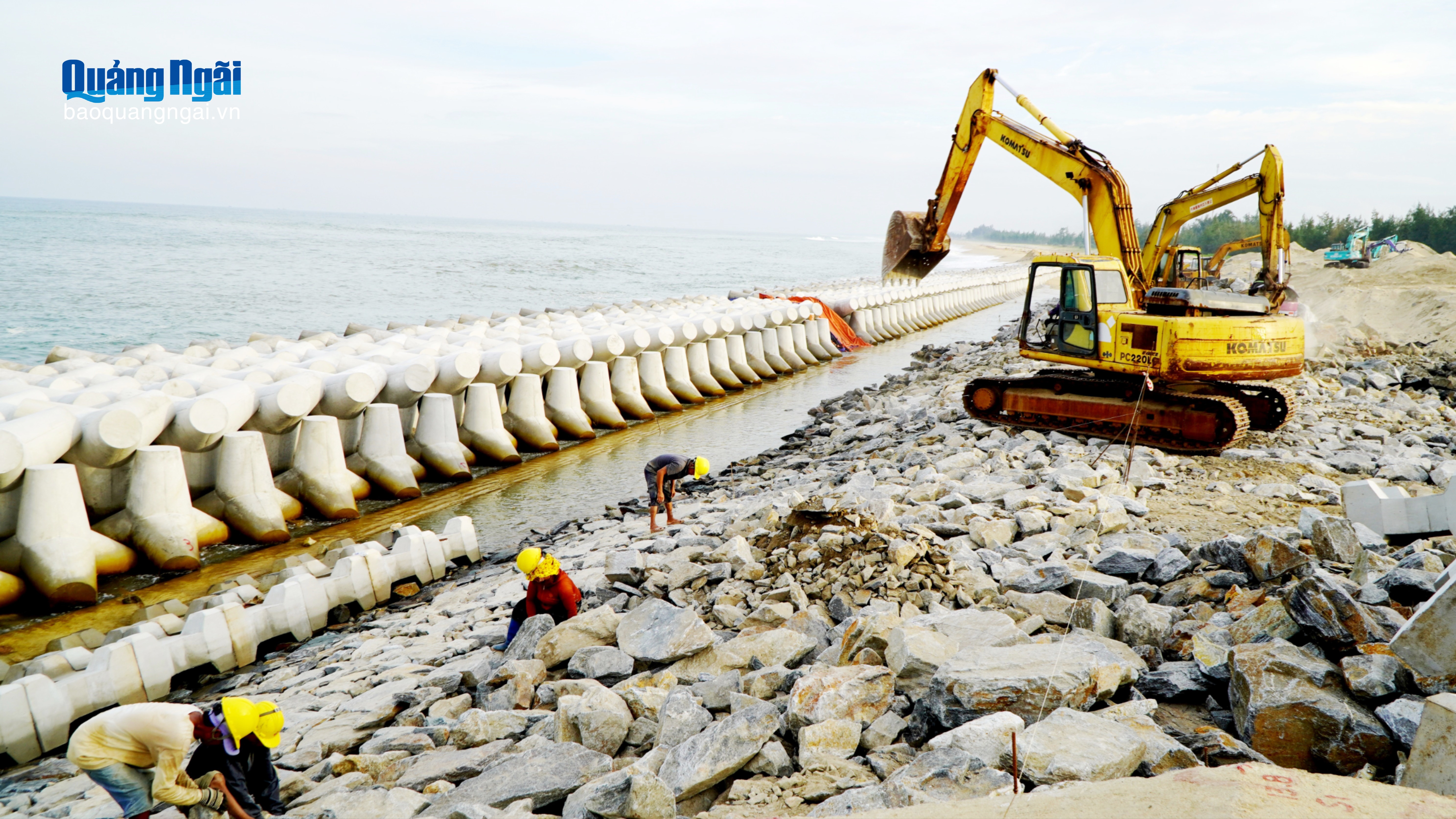 Gấp rút hoàn thành 2 dự án kè chống sạt lở khu vực biển