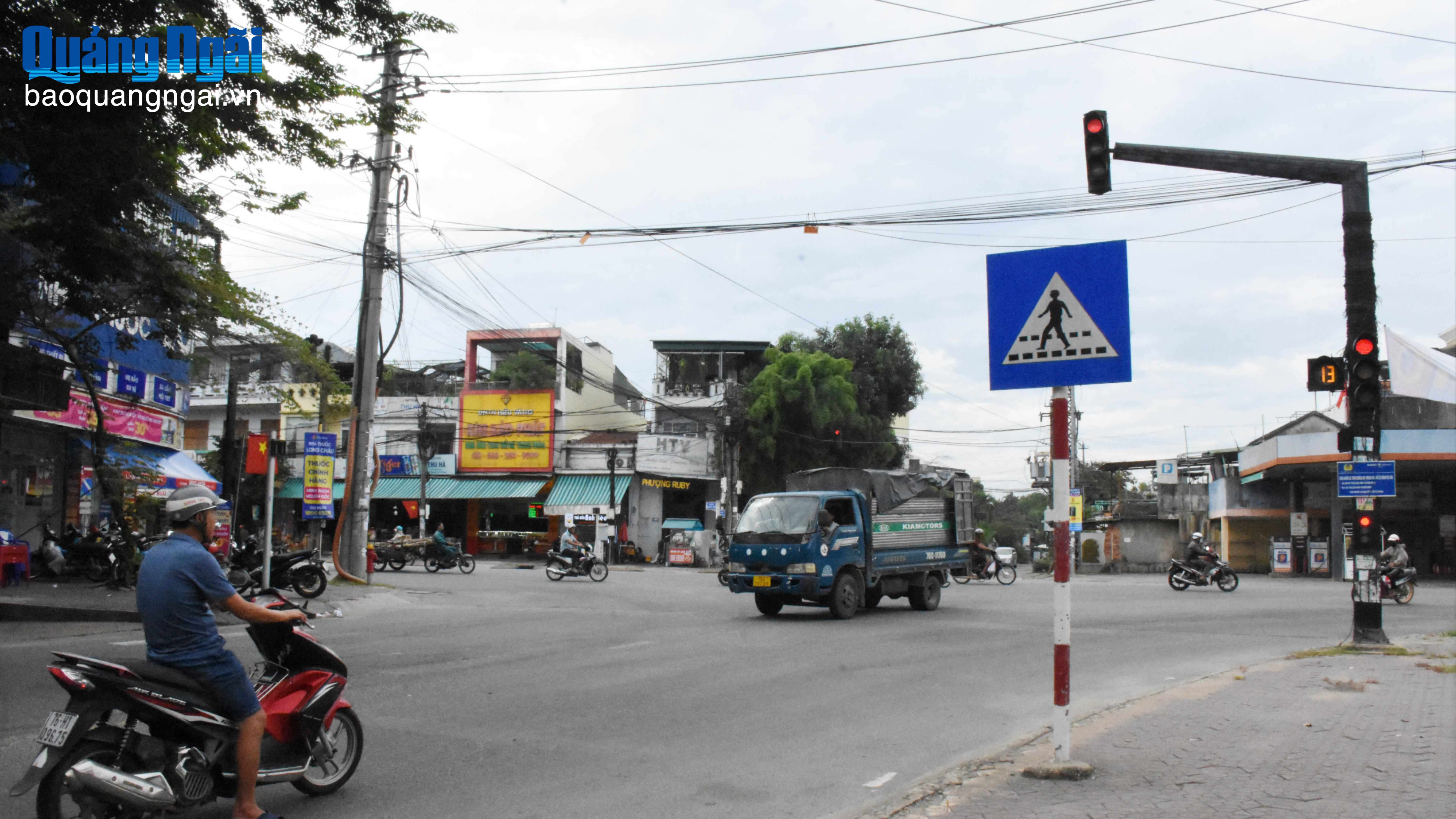 Nhiều vạch kẻ dừng chờ đèn đỏ bị bong tróc