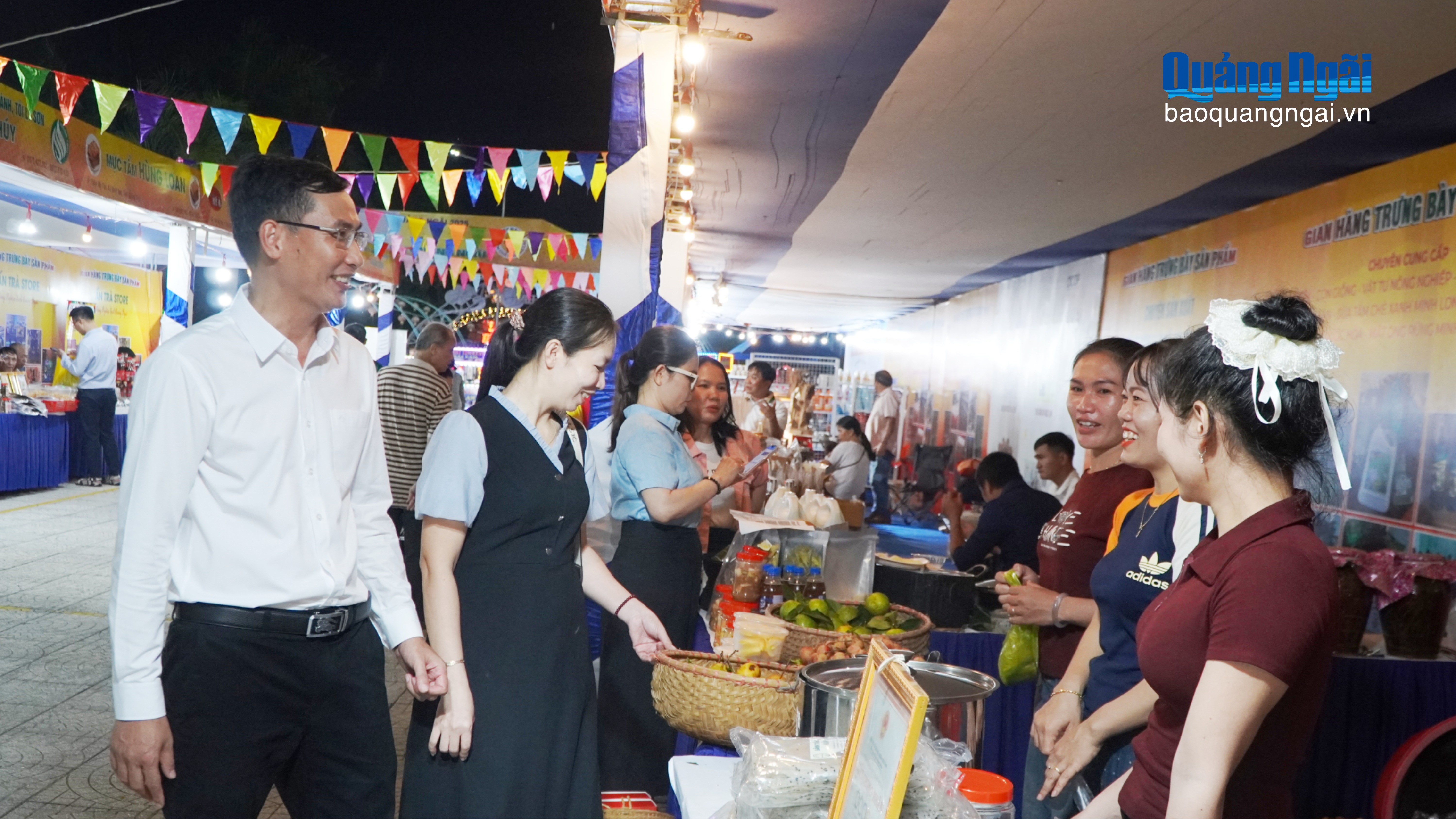 Phiên chợ hàng Việt về xã Minh Long