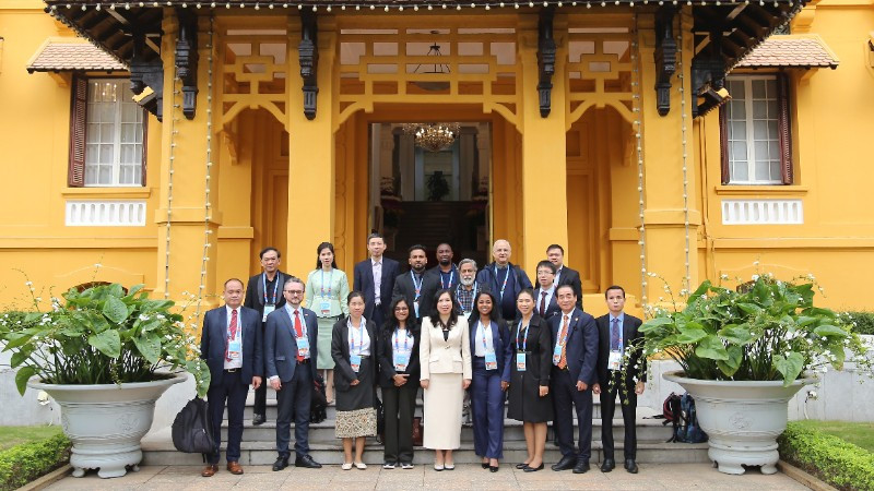 Thứ trưởng Ngoại giao Lê Thị Thu Hằng tiếp đoàn phóng viên nước ngoài đưa tin Đại hội XIV