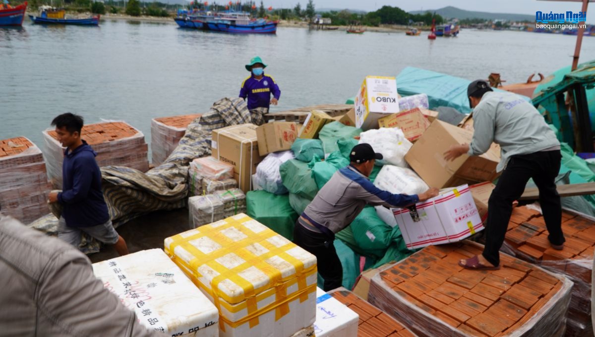 Rộn ràng đưa hàng Tết ra đặc khu Lý Sơn