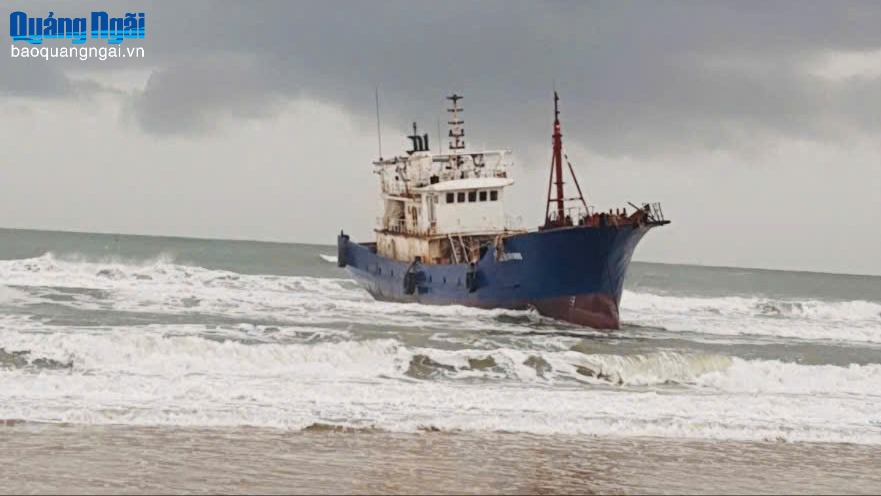 Phát hiện tàu vỏ sắt mắc cạn tại vùng biển Dung Quất