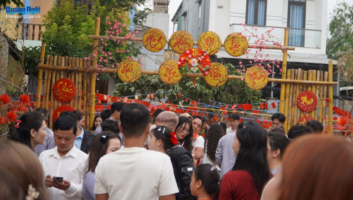 Ngư dân làng biển lên chùa hái lộc đầu xuân