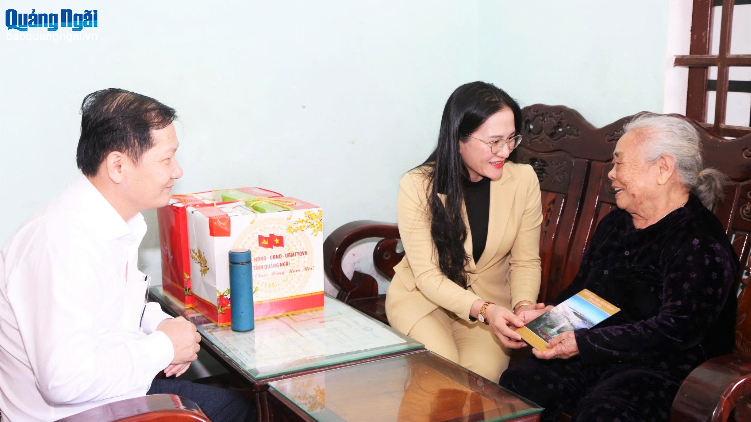 Phó Trưởng ban Thường trực Ban Tổ chức Tỉnh ủy Ngô Thị Hoàng Anh tặng quà Tết tại xã Mộ Đức