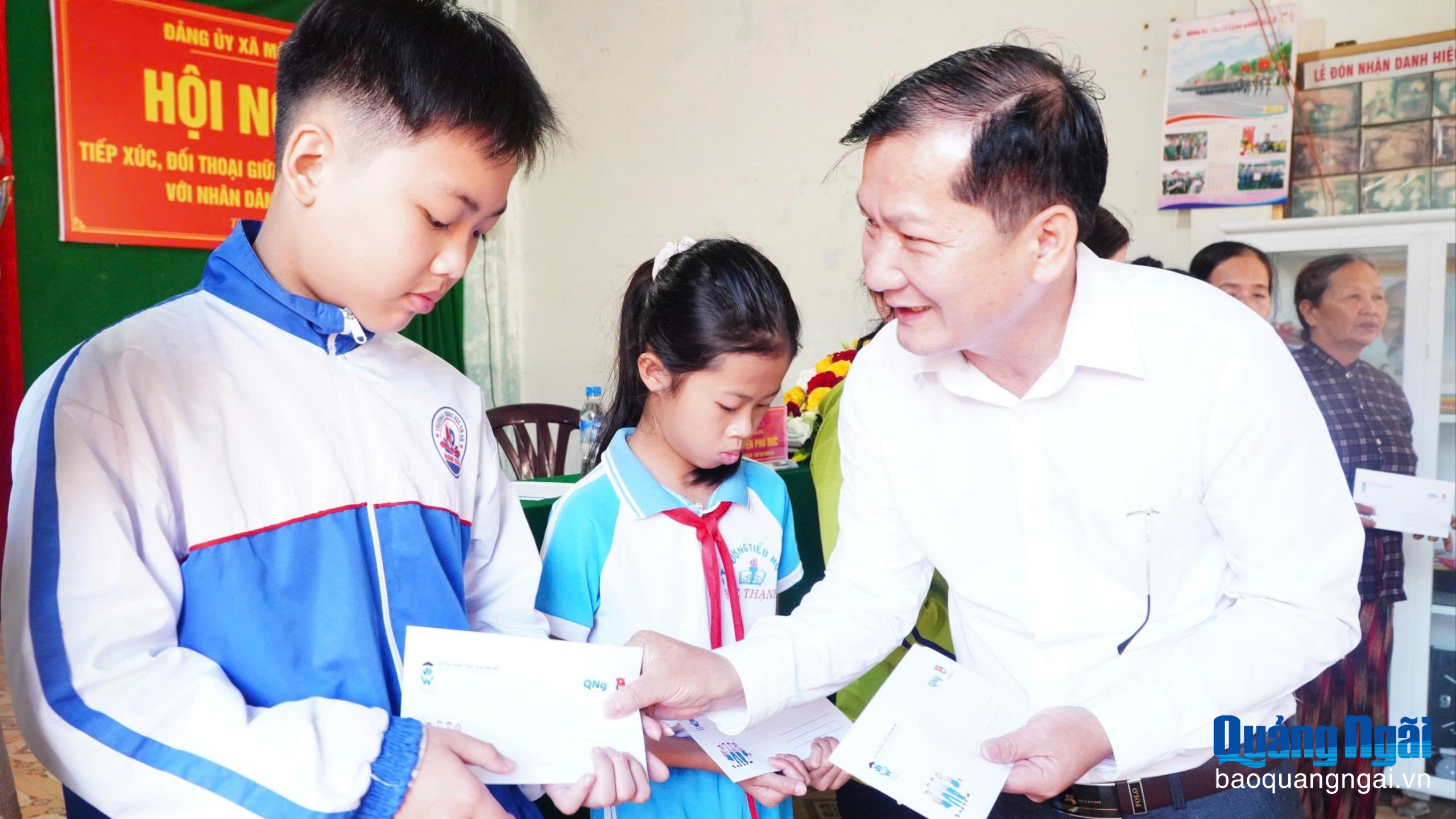 Bí thư Đảng ủy xã Mộ Đức tiếp xúc, đối thoại với người dân