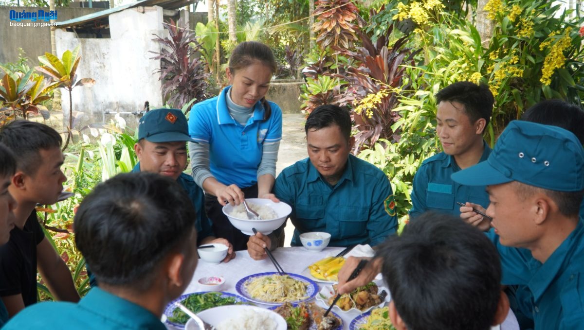 Những bữa cơm ấm tình quân dân trên thao trường