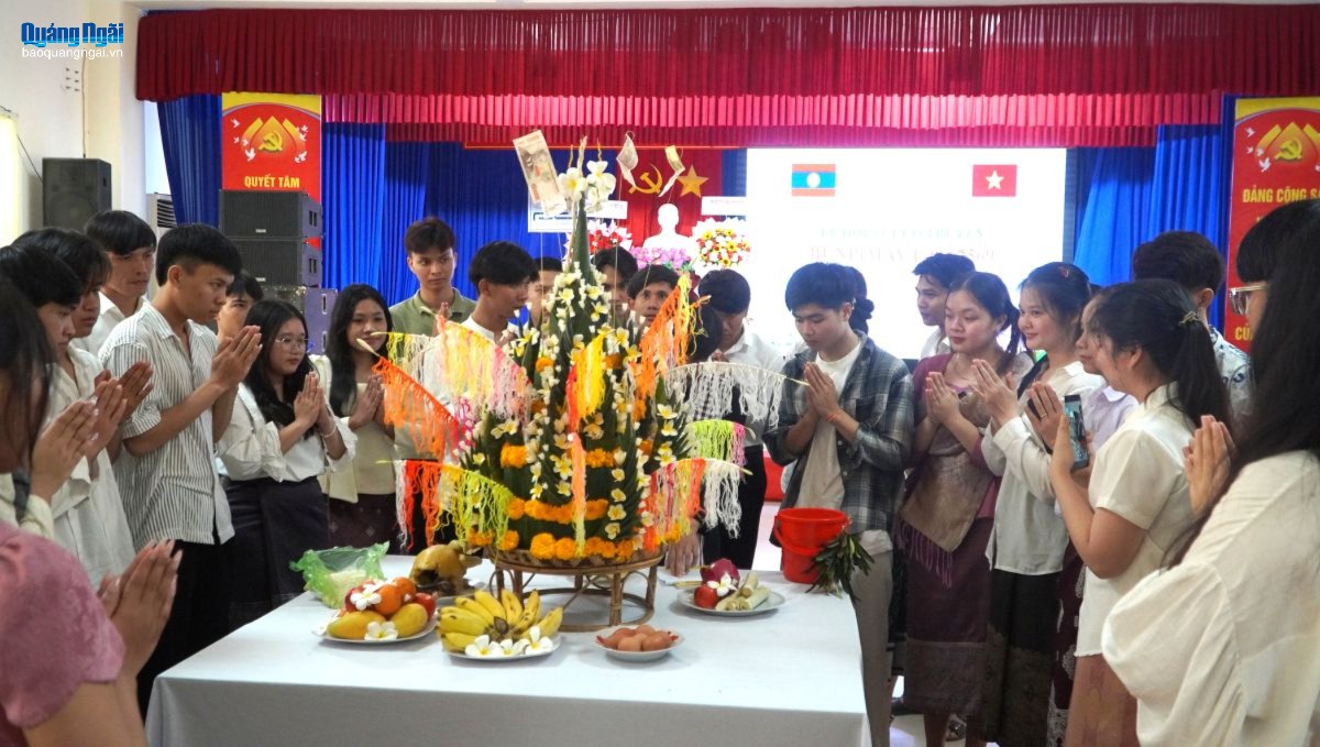 Sinh viên Lào đón Tết cổ truyền Bunpimay