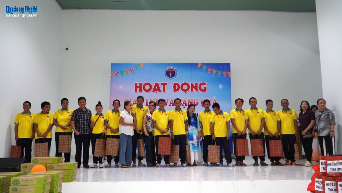 Gần 300 suất quà đến với người khuyết tật