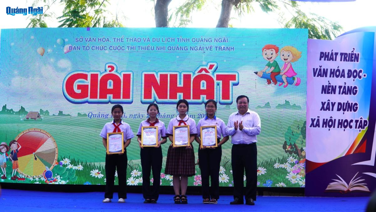 Trao giải cuộc thi Thiếu nhi Quảng Ngãi vẽ tranh theo sách