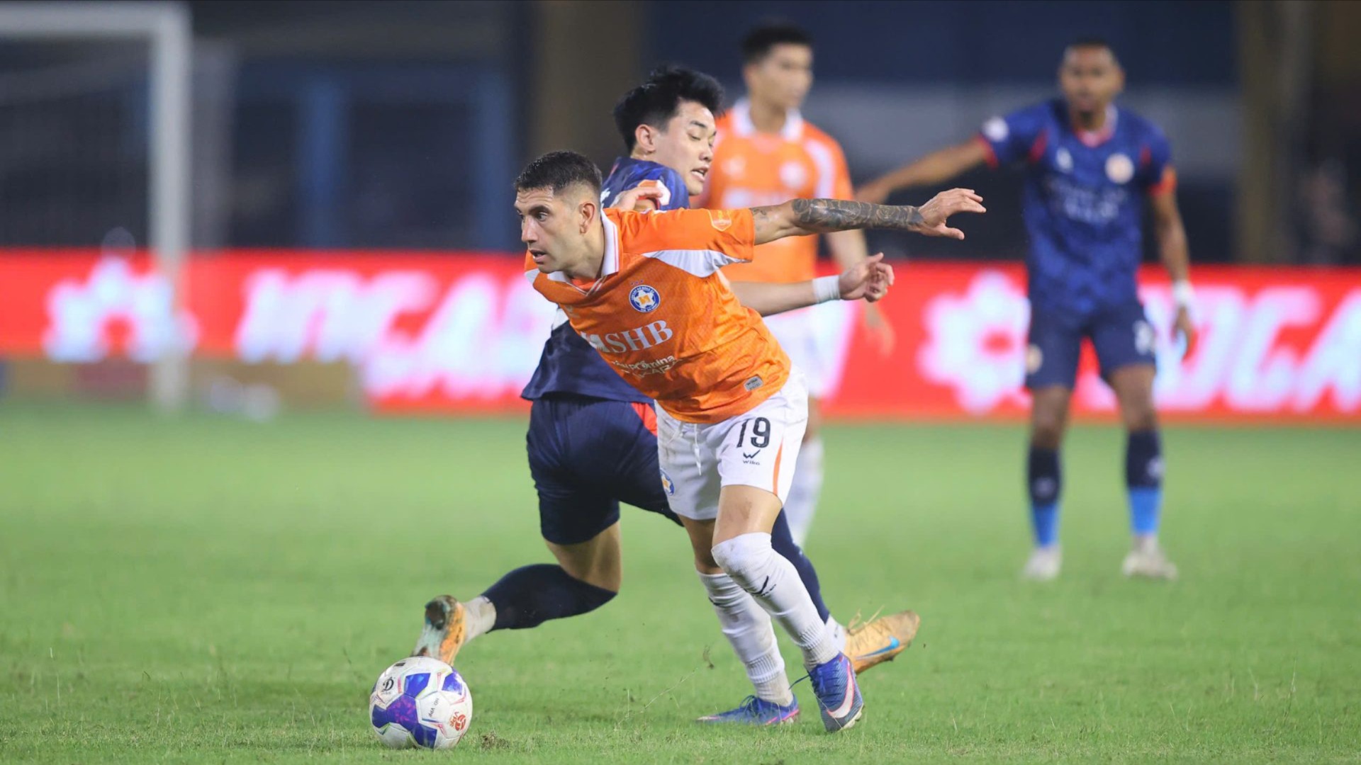 Công an Hà Nội xây chắc ngôi đầu V-League