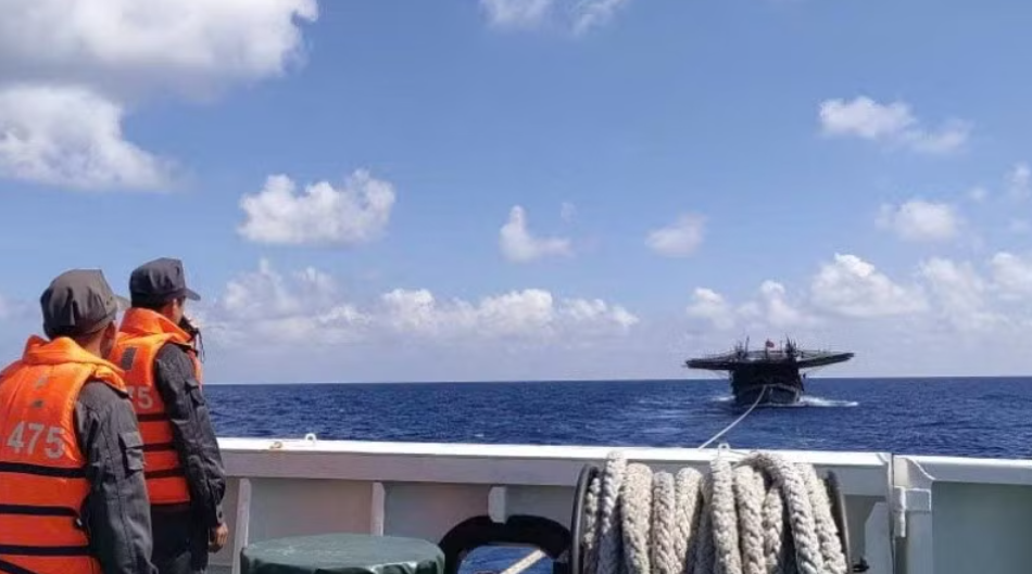 Cứu hộ an toàn tàu cá Quảng Ngãi có 36 ngư dân trên vùng biển đặc khu Trường Sa
